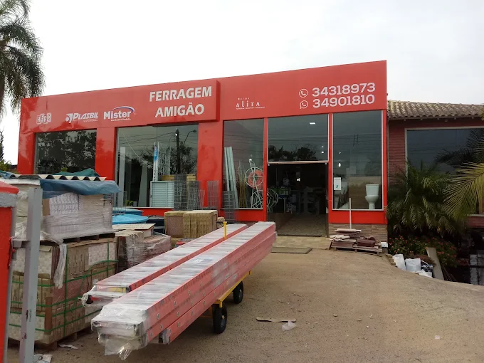 Fachada da Ferragem Amigão com materiais de construção